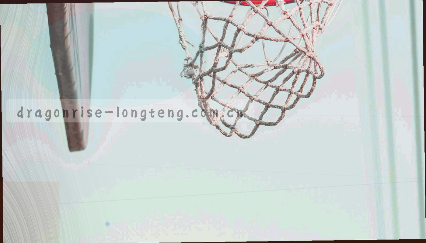 暗色舞台上的一轮鎏金光环，光环边缘带云气纹理